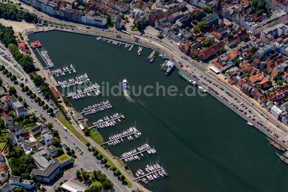 Luftaufnahme Flensburg - Yachthafen mit Sportboot- Anlegestellen und Bootsliegeplätzen am Uferbereich der Hafenspitze in Flensburg im Bundesland Schleswig-Holstein, Deutschland