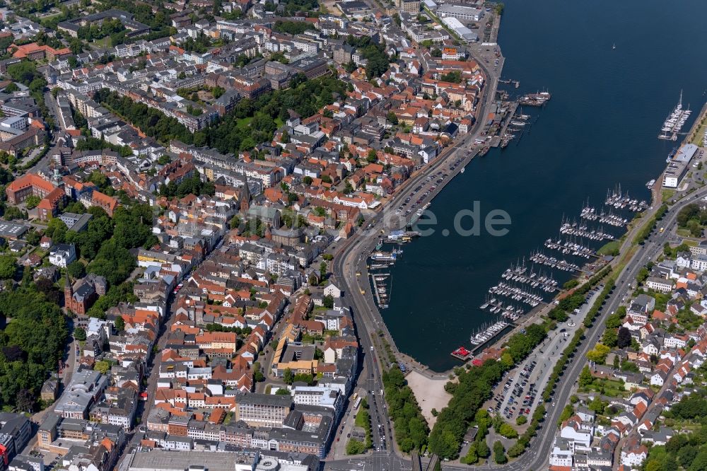 Luftaufnahme Flensburg - Yachthafen mit Sportboot- Anlegestellen und Bootsliegeplätzen am Uferbereich der Hafenspitze in Flensburg im Bundesland Schleswig-Holstein, Deutschland