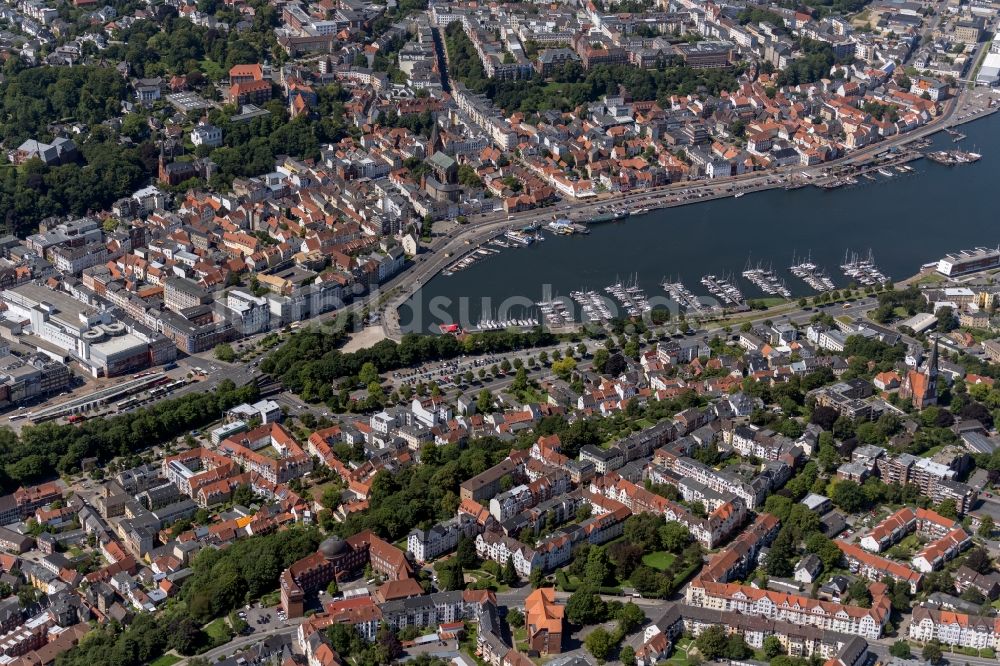 Luftbild Flensburg - Yachthafen mit Sportboot- Anlegestellen und Bootsliegeplätzen am Uferbereich der Hafenspitze in Flensburg im Bundesland Schleswig-Holstein, Deutschland