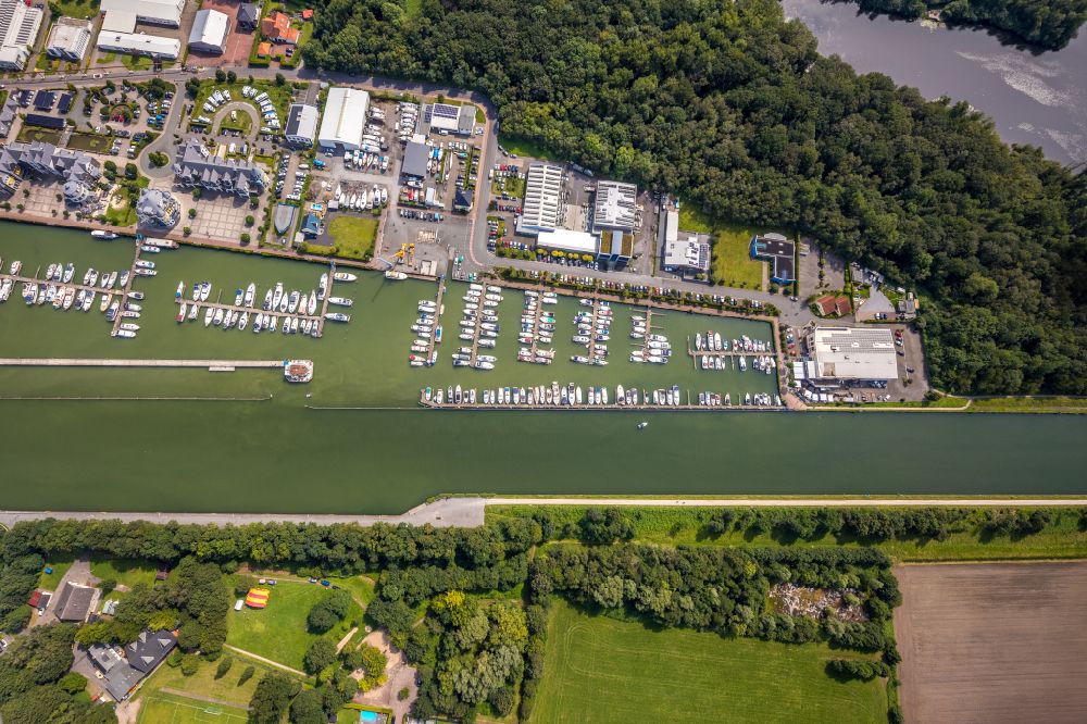 Luftbild Bergkamen - Yachthafen mit Sportboot- Anlegestellen und Bootsliegeplätzen am Uferbereich am Hafenweg im Ortsteil Rünthe in Bergkamen im Bundesland Nordrhein-Westfalen, Deutschland