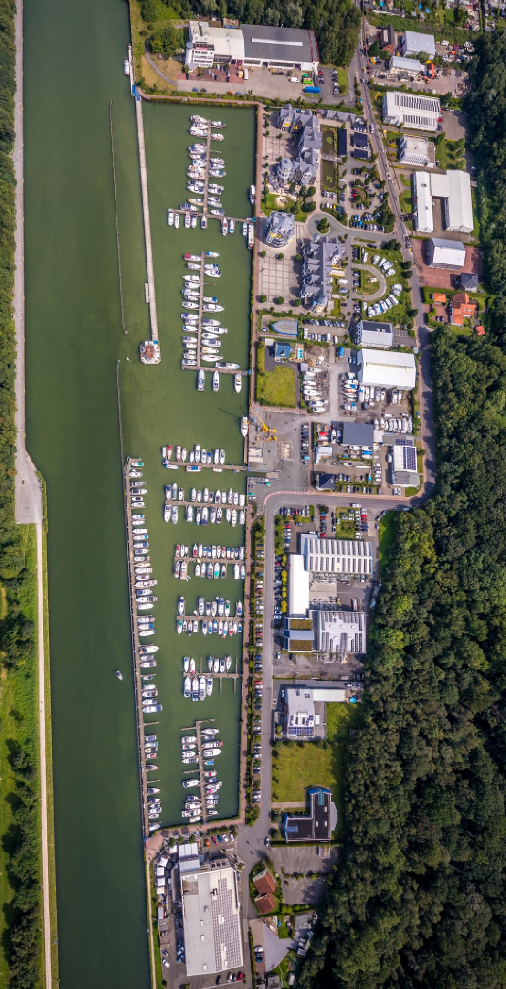 Luftaufnahme Bergkamen - Yachthafen mit Sportboot- Anlegestellen und Bootsliegeplätzen am Uferbereich am Hafenweg im Ortsteil Rünthe in Bergkamen im Bundesland Nordrhein-Westfalen, Deutschland