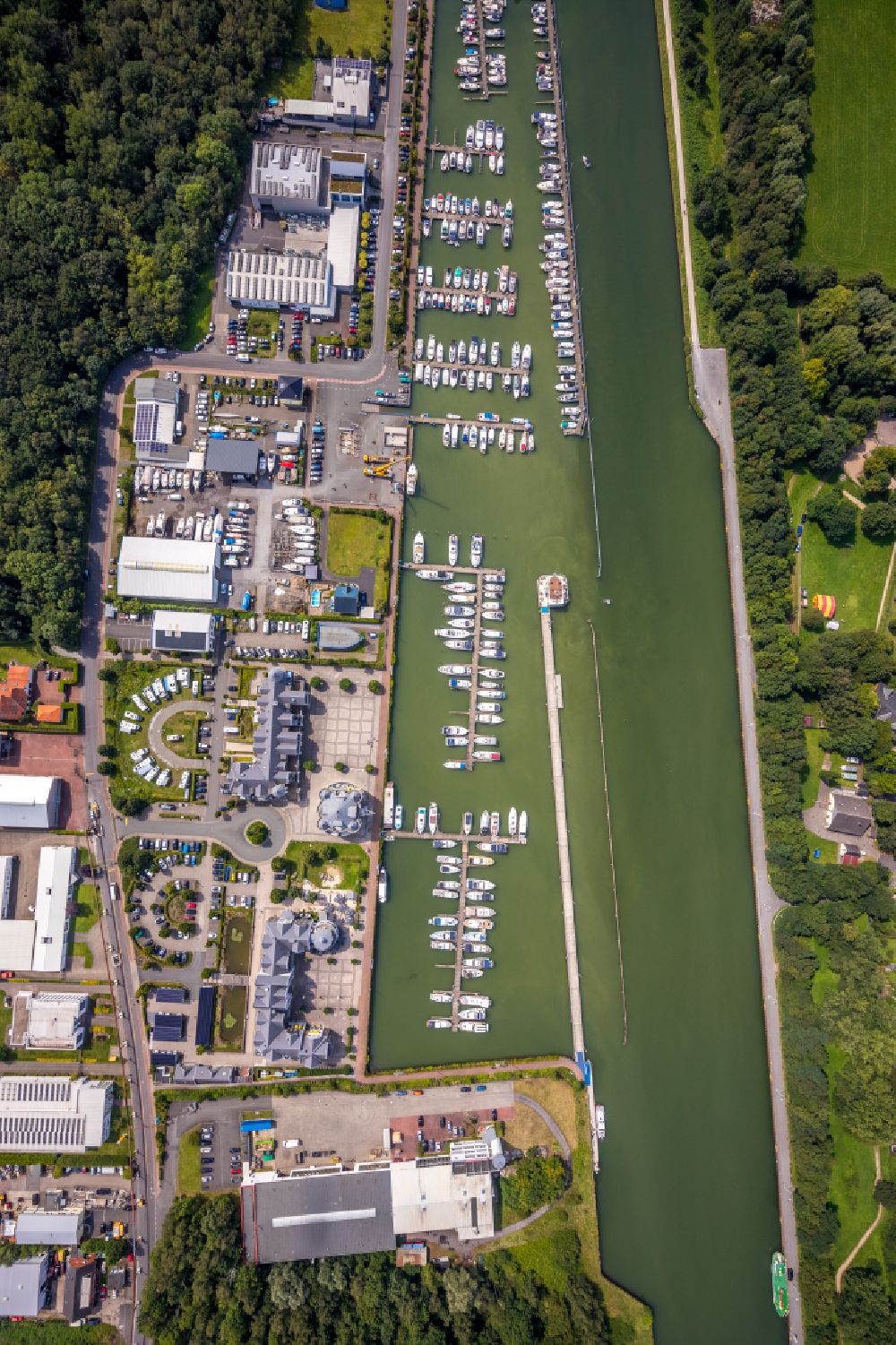 Luftbild Bergkamen - Yachthafen mit Sportboot- Anlegestellen und Bootsliegeplätzen am Uferbereich am Hafenweg im Ortsteil Rünthe in Bergkamen im Bundesland Nordrhein-Westfalen, Deutschland