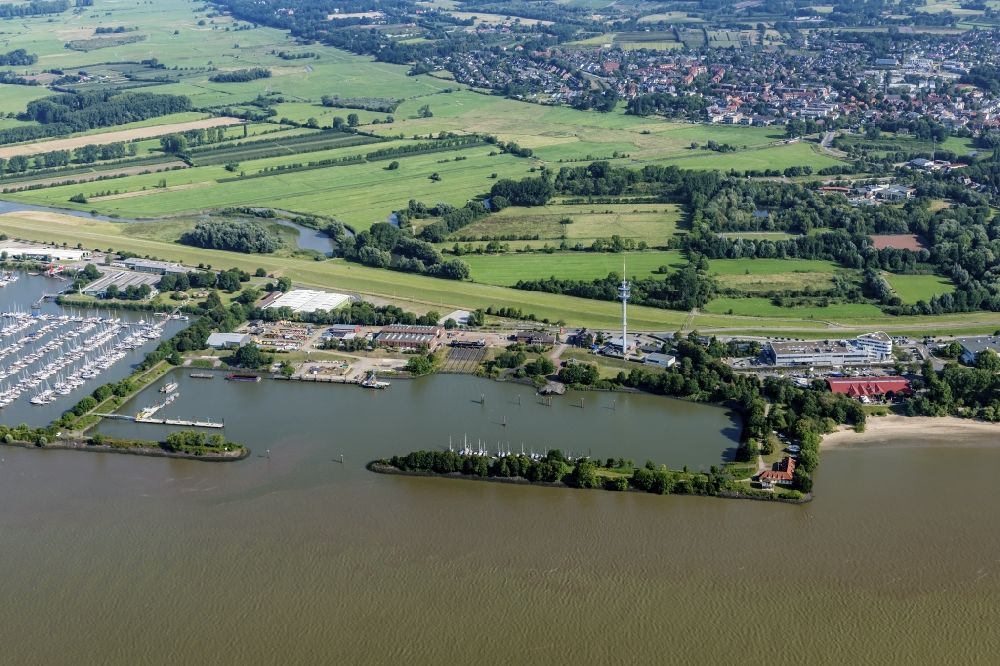 Wedel von oben - Yachthafen mit Sportboot- Anlegestellen und Bootsliegeplätzen am Uferbereich des Hambuger Yachtfafens in Wedel im Bundesland Schleswig-Holstein, Deutschland