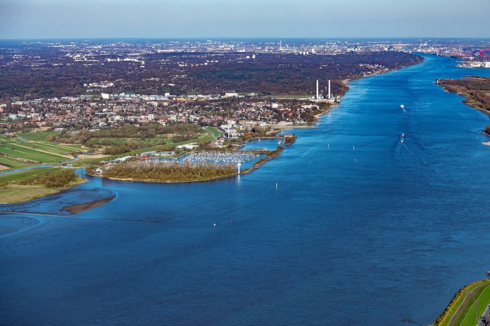 Luftbild Wedel - Yachthafen mit Sportboot- Anlegestellen und Bootsliegeplätzen am Uferbereich des Hambuger Yachthafens in Wedel im Bundesland Schleswig-Holstein, Deutschland