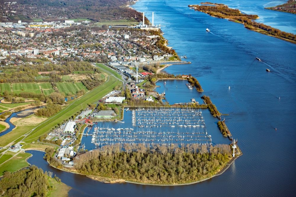 Wedel von oben - Yachthafen mit Sportboot- Anlegestellen und Bootsliegeplätzen am Uferbereich des Hambuger Yachthafens in Wedel im Bundesland Schleswig-Holstein, Deutschland