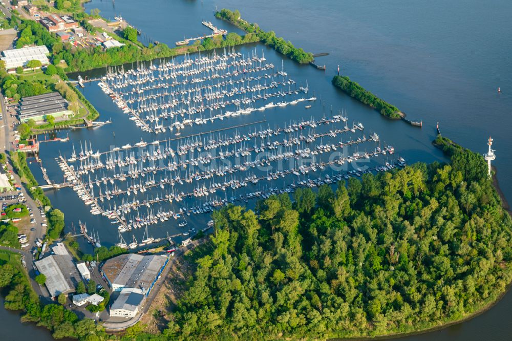 Wedel von oben - Yachthafen mit Sportboot- Anlegestellen und Bootsliegeplätzen am Uferbereich des Hambuger Yachthafens in Wedel im Bundesland Schleswig-Holstein, Deutschland