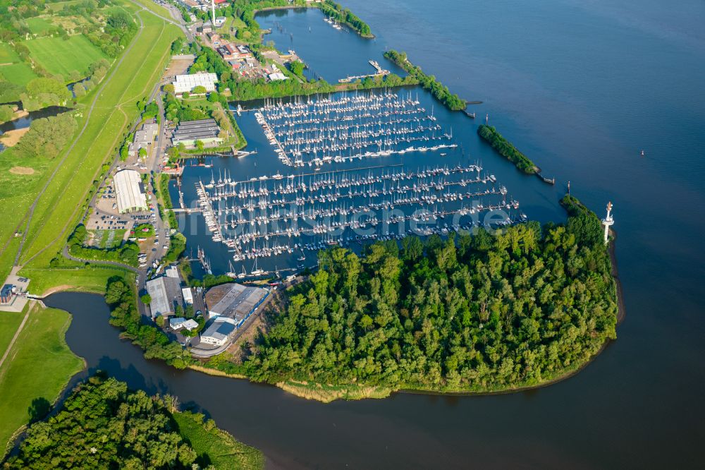 Luftbild Wedel - Yachthafen mit Sportboot- Anlegestellen und Bootsliegeplätzen am Uferbereich des Hambuger Yachthafens in Wedel im Bundesland Schleswig-Holstein, Deutschland