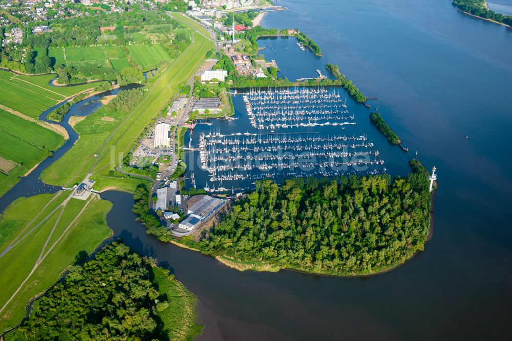 Luftaufnahme Wedel - Yachthafen mit Sportboot- Anlegestellen und Bootsliegeplätzen am Uferbereich des Hambuger Yachthafens in Wedel im Bundesland Schleswig-Holstein, Deutschland