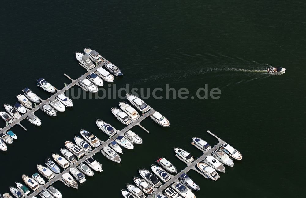 Werder (Havel) von oben - Yachthafen mit Sportboot- Anlegestellen und Bootsliegeplätzen am Uferbereich der Havel im Ortsteil Töplitz in Werder (Havel) im Bundesland Brandenburg, Deutschland