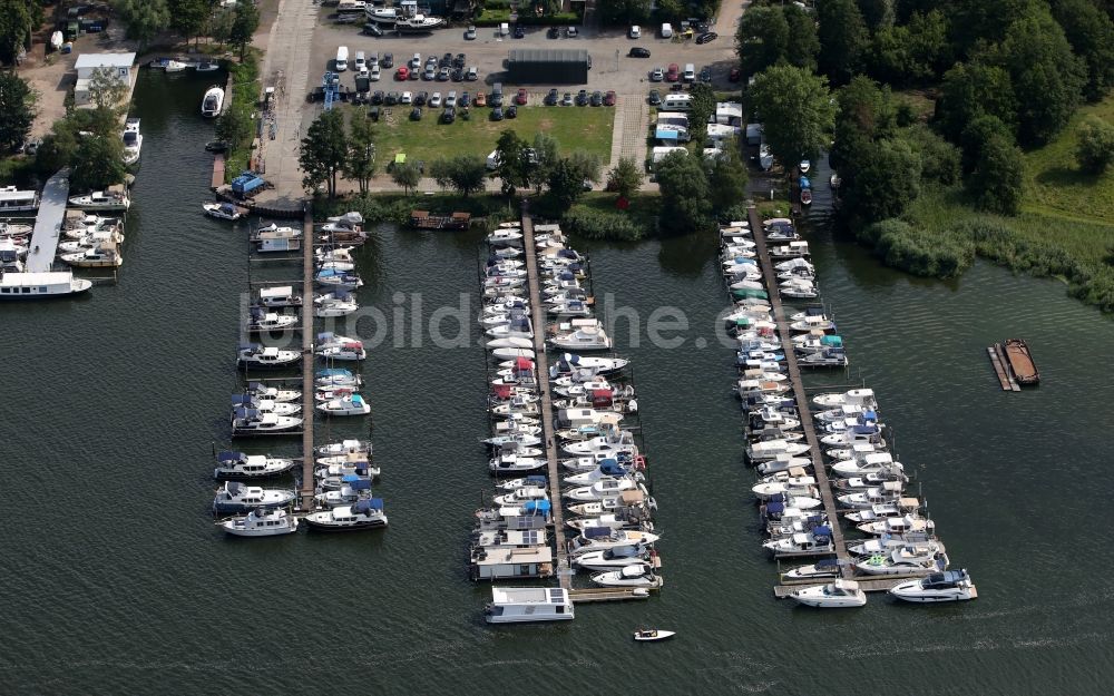 Luftbild Werder (Havel) - Yachthafen mit Sportboot- Anlegestellen und Bootsliegeplätzen am Uferbereich der Havel im Ortsteil Töplitz in Werder (Havel) im Bundesland Brandenburg, Deutschland