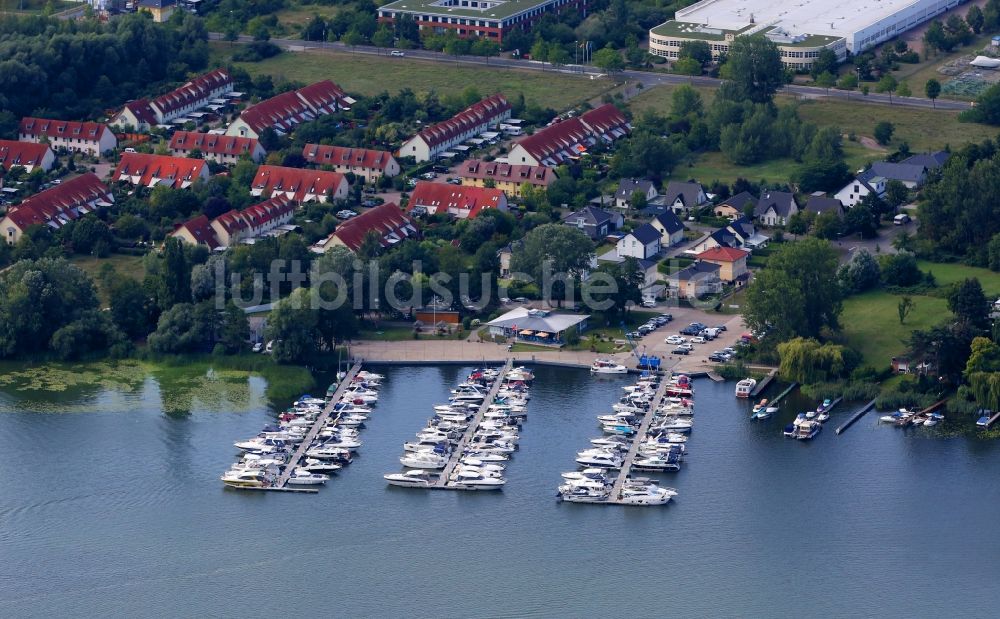 Werder (Havel) von oben - Yachthafen mit Sportboot- Anlegestellen und Bootsliegeplätzen am Uferbereich der Havel im Ortsteil Töplitz in Werder (Havel) im Bundesland Brandenburg, Deutschland