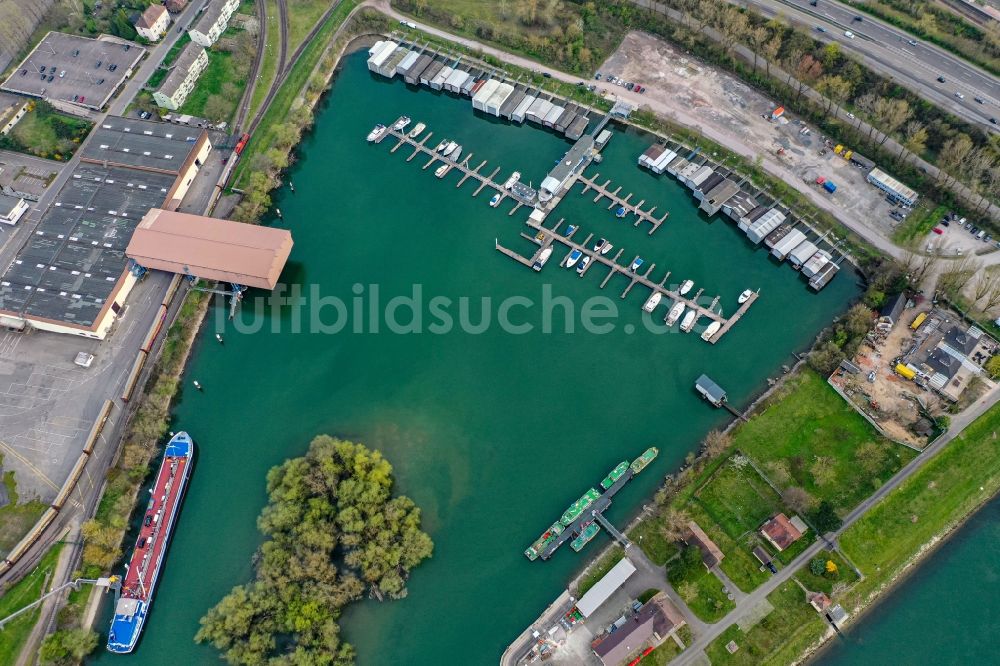 Luftbild Karlsruhe - Yachthafen mit Sportboot- Anlegestellen und Bootsliegeplätzen am Uferbereich Karlsruhe Maxau am Rhein in Karlsruhe im Bundesland Baden-Württemberg, Deutschland