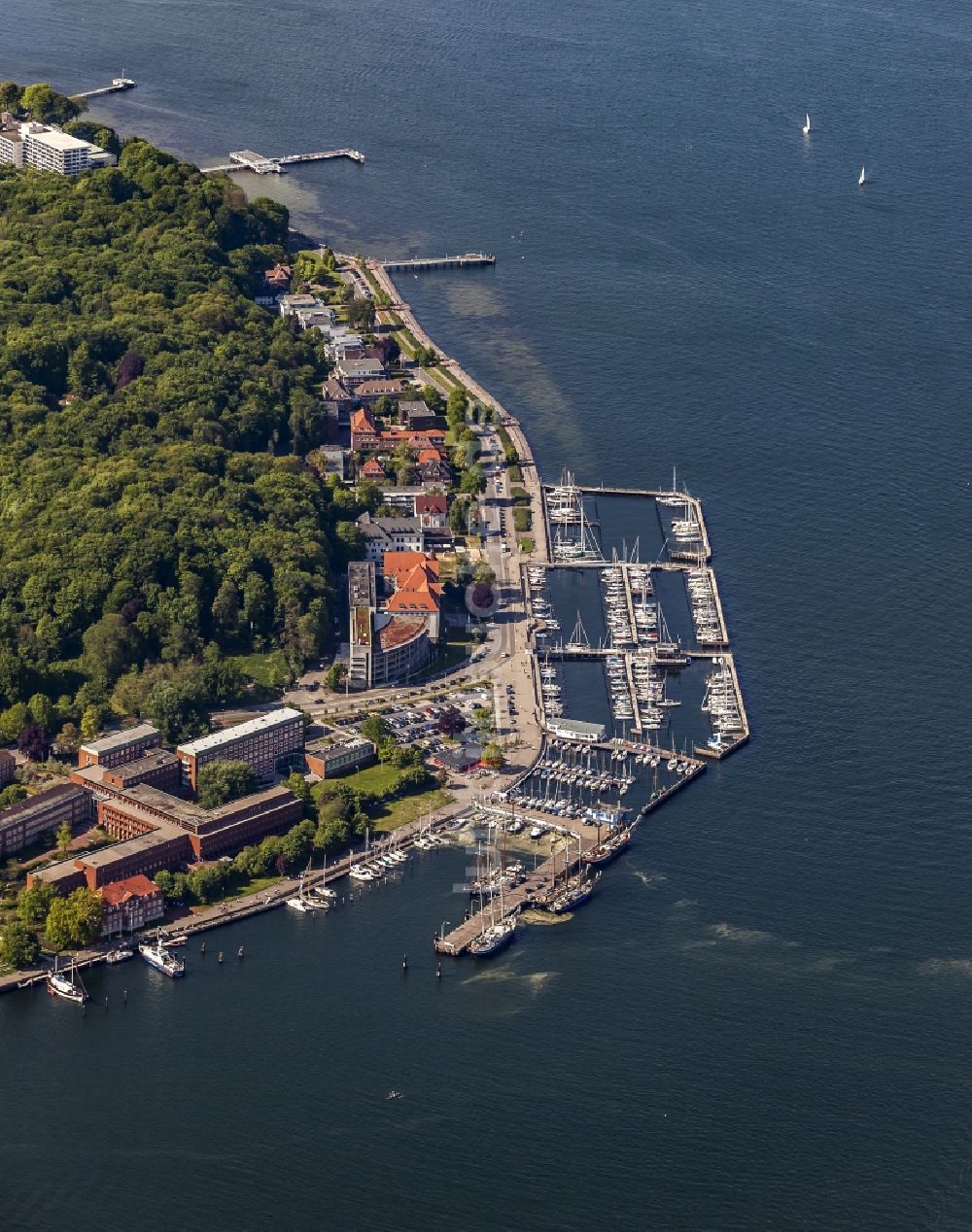 Kiel von oben - Yachthafen mit Sportboot- Anlegestellen und Bootsliegeplätzen am Uferbereich Kiel- Düsternbrook in Kiel im Bundesland Schleswig-Holstein, Deutschland