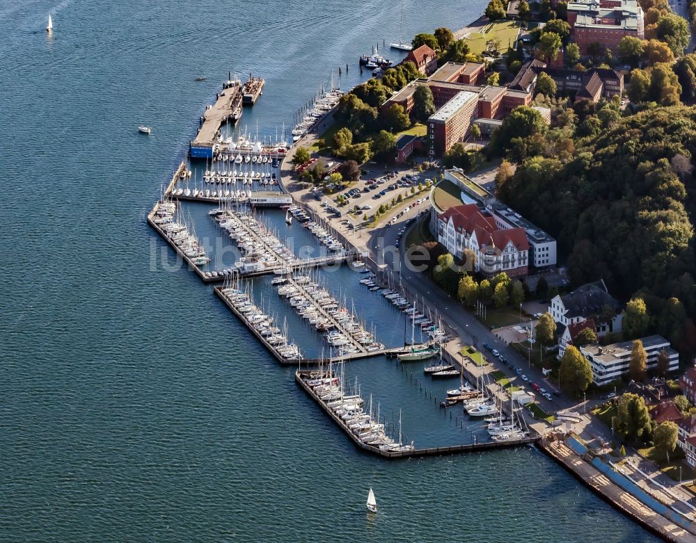 Luftbild Kiel - Yachthafen mit Sportboot- Anlegestellen und Bootsliegeplätzen am Uferbereich Kiel- Düsternbrook in Kiel im Bundesland Schleswig-Holstein, Deutschland