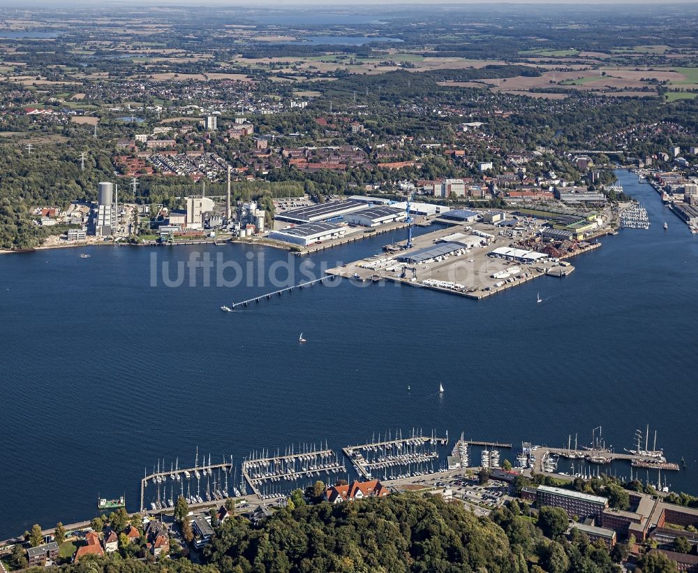 Luftbild Kiel - Yachthafen mit Sportboot- Anlegestellen und Bootsliegeplätzen am Uferbereich Kiellinie in Kiel im Bundesland Schleswig-Holstein, Deutschland