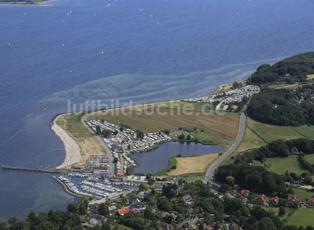 Langballig von oben - Yachthafen mit Sportboot- Anlegestellen und Bootsliegeplätzen am Uferbereich in Langballig im Bundesland Schleswig-Holstein