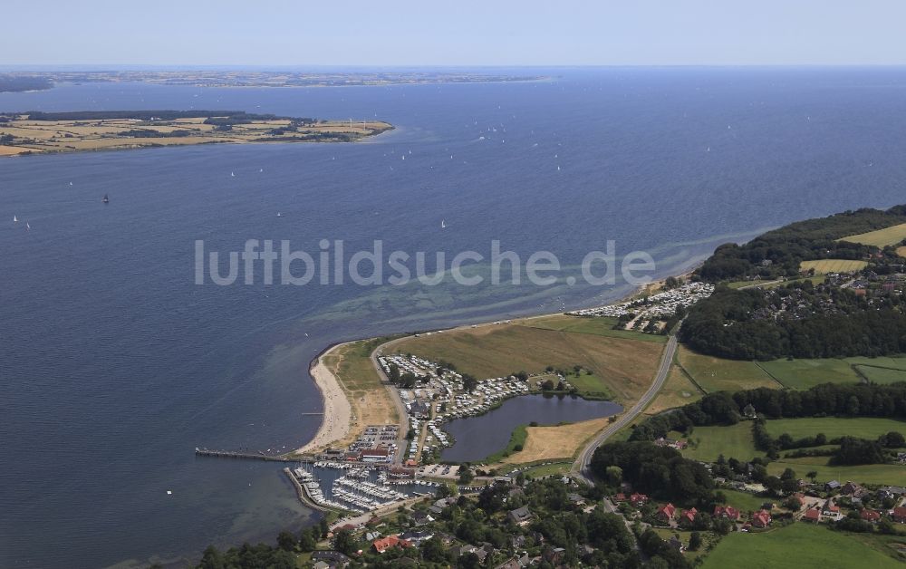 Langballig aus der Vogelperspektive: Yachthafen mit Sportboot- Anlegestellen und Bootsliegeplätzen am Uferbereich in Langballig im Bundesland Schleswig-Holstein