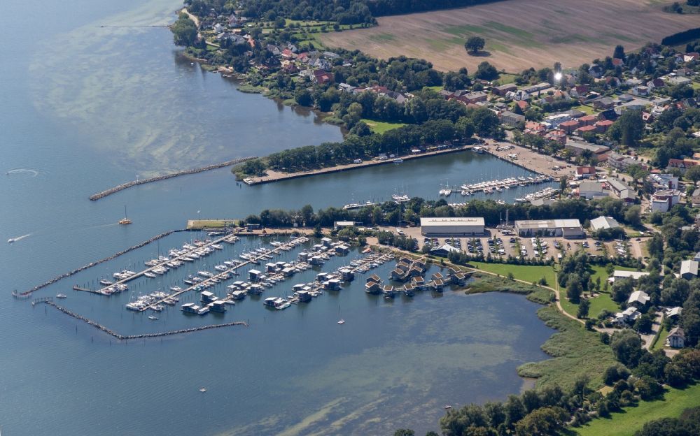 Putbus von oben - Yachthafen mit Sportboot- Anlegestellen und Bootsliegeplätzen am Uferbereich Lauterbach in Putbus im Bundesland Mecklenburg-Vorpommern, Deutschland