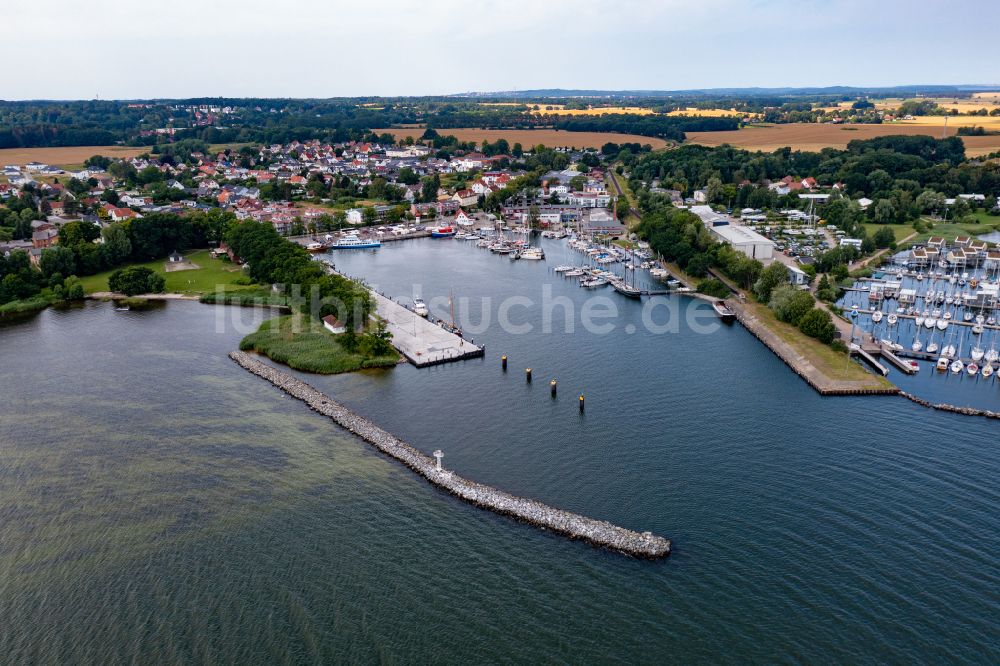 Putbus von oben - Yachthafen mit Sportboot- Anlegestellen und Bootsliegeplätzen am Uferbereich Lauterbach in Putbus im Bundesland Mecklenburg-Vorpommern, Deutschland