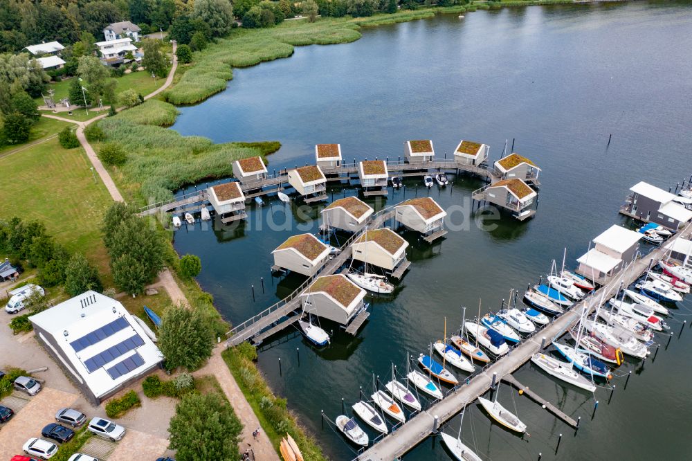 Luftbild Putbus - Yachthafen mit Sportboot- Anlegestellen und Bootsliegeplätzen am Uferbereich Lauterbach in Putbus im Bundesland Mecklenburg-Vorpommern, Deutschland
