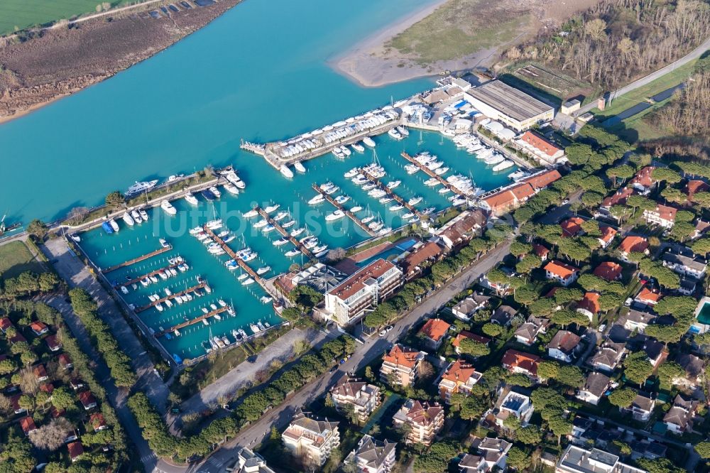 Luftbild Lignano Sabbiadoro - Yachthafen mit Sportboot- Anlegestellen und Bootsliegeplätzen am Uferbereich in Lignano Sabbiadoro in Friuli-Venezia Giulia, Italien
