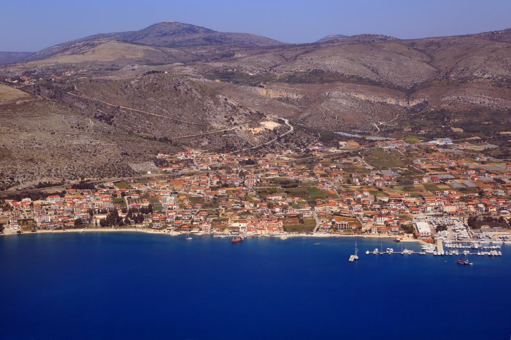 Seget Donji von oben - Yachthafen mit Sportboot- Anlegestellen und Bootsliegeplätzen am Uferbereich Marina Baotic in Seget Donji in Splitsko-dalmatinska zupanija, Kroatien