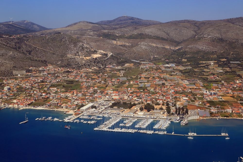 Luftaufnahme Seget Donji - Yachthafen mit Sportboot- Anlegestellen und Bootsliegeplätzen am Uferbereich Marina Baotic in Seget Donji in Splitsko-dalmatinska zupanija, Kroatien
