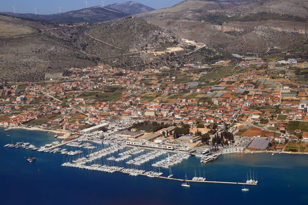 Seget Donji von oben - Yachthafen mit Sportboot- Anlegestellen und Bootsliegeplätzen am Uferbereich Marina Baotic in Seget Donji in Splitsko-dalmatinska zupanija, Kroatien