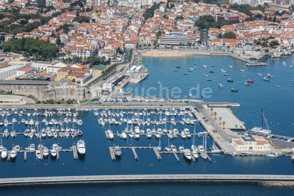 Cascais aus der Vogelperspektive: Yachthafen mit Sportboot- Anlegestellen und Bootsliegeplätzen am Uferbereich Marina de Cascais an der Casa de Sao Bernardo in Cascais in Lisboa, Portugal