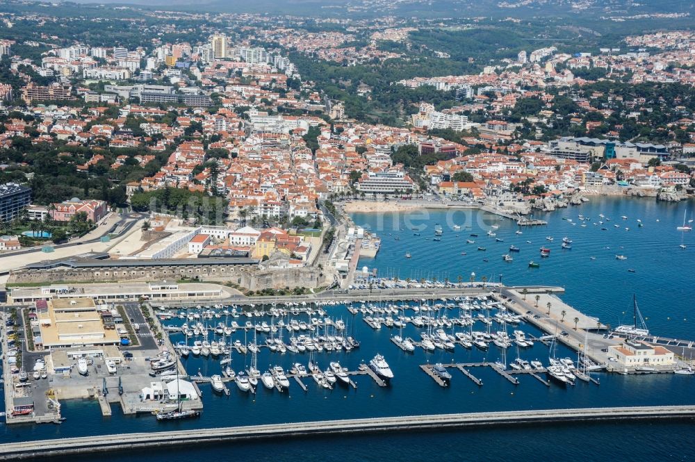 Luftaufnahme Cascais - Yachthafen mit Sportboot- Anlegestellen und Bootsliegeplätzen am Uferbereich Marina de Cascais an der Casa de Sao Bernardo in Cascais in Lisboa, Portugal