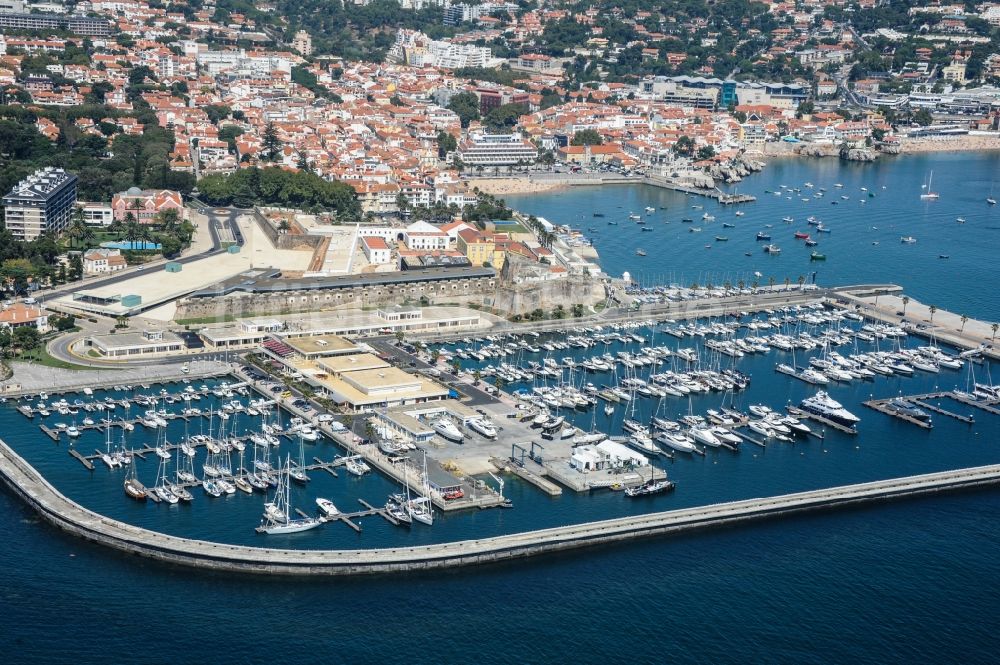 Cascais von oben - Yachthafen mit Sportboot- Anlegestellen und Bootsliegeplätzen am Uferbereich Marina de Cascais an der Casa de Sao Bernardo in Cascais in Lisboa, Portugal