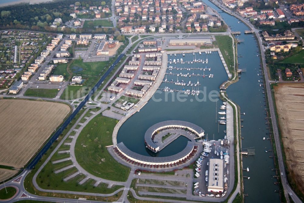 Luftbild Casalborsetti - Yachthafen mit Sportboot- Anlegestellen und Bootsliegeplätzen am Uferbereich Marina di Porto Reno in Casalborsetti in Emilia-Romagna, Italien