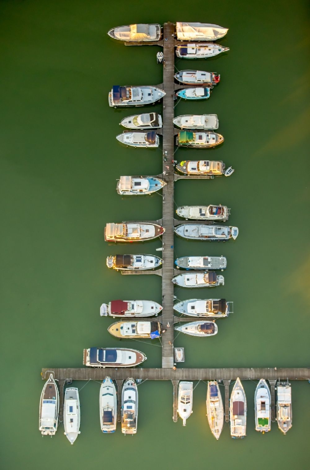 Luftbild Bergkamen - Yachthafen mit Sportboot- Anlegestellen und Bootsliegeplätzen am Uferbereich der Marina Rünthe GmbH & Co. KG am Hafenweg im Ortsteil Rünthe in Bergkamen im Bundesland Nordrhein-Westfalen, Deutschland