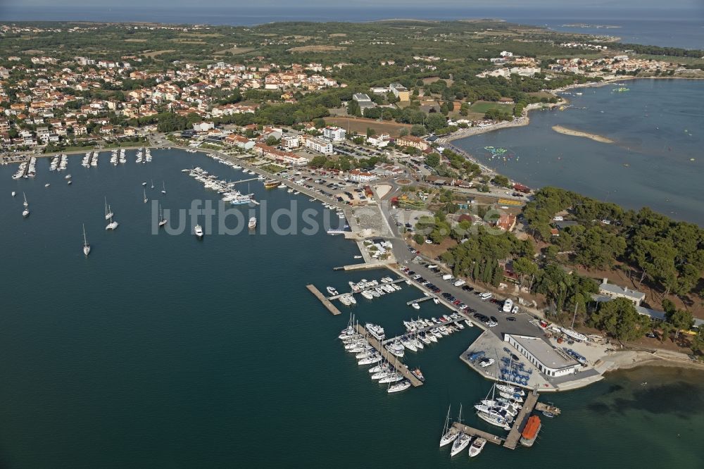 Luftaufnahme Medulin - Yachthafen mit Sportboot- Anlegestellen und Bootsliegeplätzen am Uferbereich in Medulin in Istrien - Istarska zupanija, Kroatien