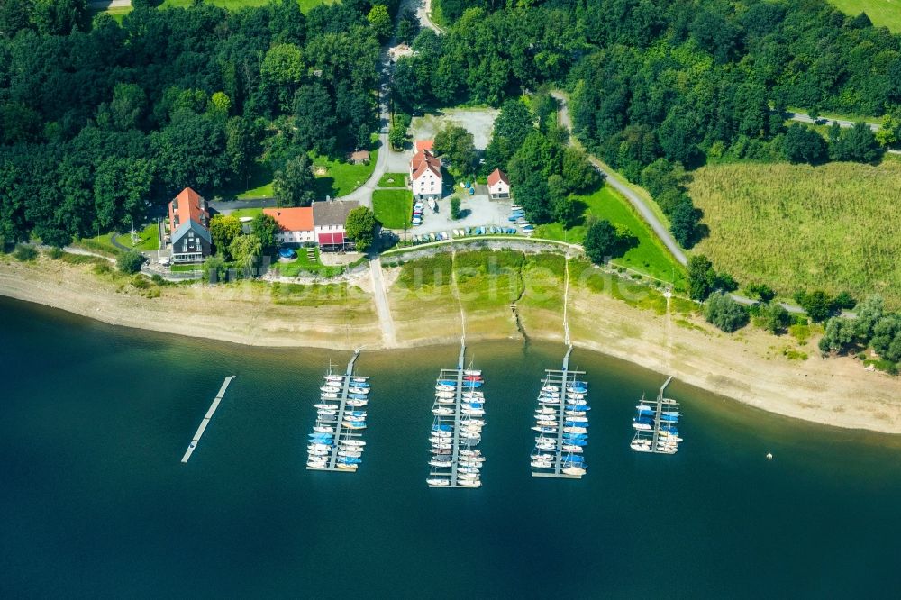Luftaufnahme Körbecke - Yachthafen mit Sportboot- Anlegestellen und Bootsliegeplätzen am Uferbereich des Möhnesee in Körbecke im Bundesland Nordrhein-Westfalen, Deutschland