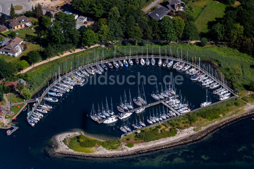 Neustadt in Holstein von oben - Yachthafen mit Sportboot- Anlegestellen und Bootsliegeplätzen am Uferbereich in Neustadt in Holstein im Bundesland Schleswig-Holstein