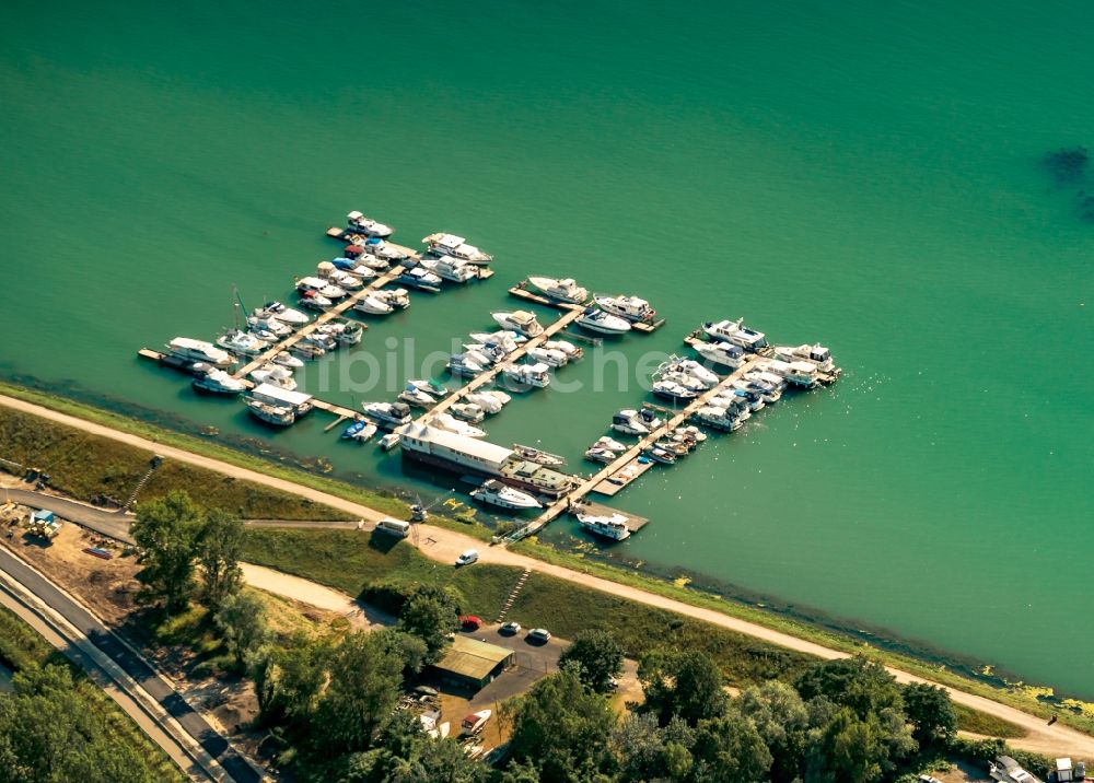 Luftaufnahme Schwanau - Yachthafen mit Sportboot- Anlegestellen und Bootsliegeplätzen am Uferbereich Nonnenweier am Rhein in Schwanau im Bundesland Baden-Württemberg, Deutschland