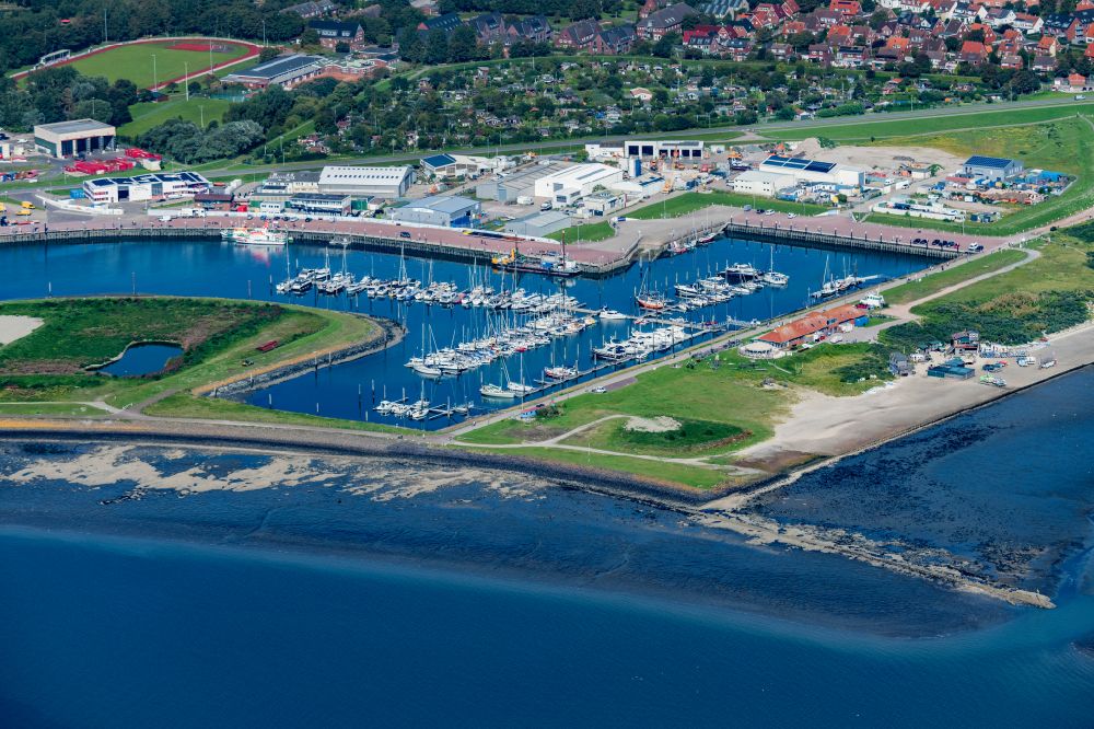 Norderney aus der Vogelperspektive: Yachthafen mit Sportboot- Anlegestellen und Bootsliegeplätzen am Uferbereich in Norderney im Bundesland Niedersachsen, Deutschland