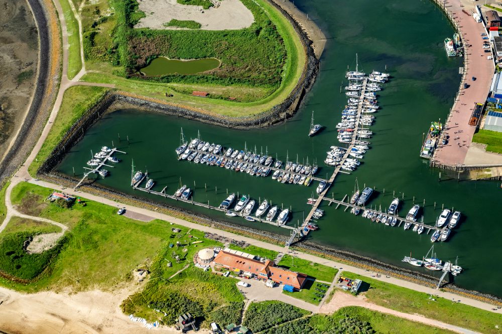 Norderney von oben - Yachthafen mit Sportboot- Anlegestellen und Bootsliegeplätzen am Uferbereich in Norderney im Bundesland Niedersachsen, Deutschland