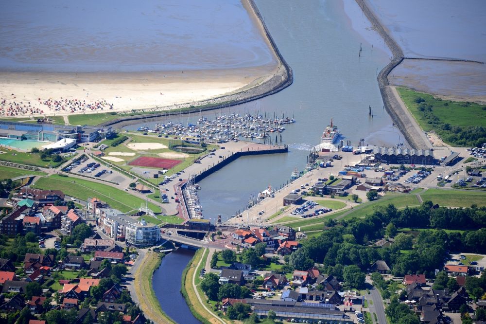 Luftbild Esens - Yachthafen mit Sportboot- Anlegestellen und Bootsliegeplätzen am Uferbereich der Nordsee in Bensersiel im Bundesland Niedersachsen