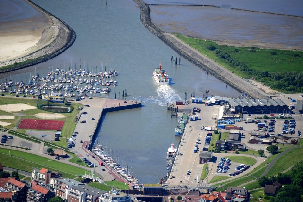 Luftaufnahme Esens - Yachthafen mit Sportboot- Anlegestellen und Bootsliegeplätzen am Uferbereich der Nordsee in Bensersiel im Bundesland Niedersachsen