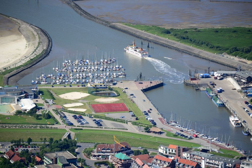 Esens von oben - Yachthafen mit Sportboot- Anlegestellen und Bootsliegeplätzen am Uferbereich der Nordsee in Bensersiel im Bundesland Niedersachsen
