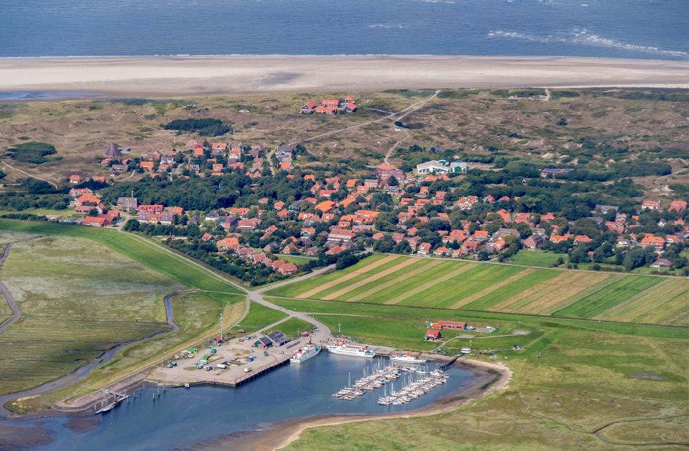 Luftbild Spiekeroog - Yachthafen mit Sportboot- Anlegestellen und Bootsliegeplätzen am Uferbereich auf der ostfriesischen Insel Spiekeroog im Bundesland Niedersachsen, Deutschland