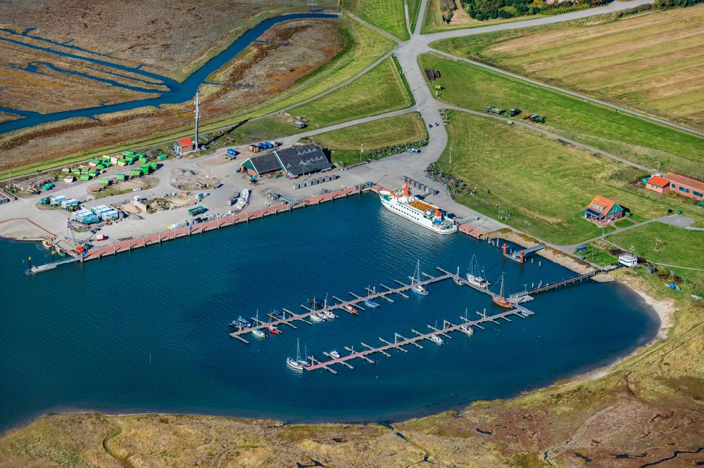 Luftaufnahme Spiekeroog - Yachthafen mit Sportboot- Anlegestellen und Bootsliegeplätzen am Uferbereich auf der ostfriesischen Insel Spiekeroog im Bundesland Niedersachsen, Deutschland