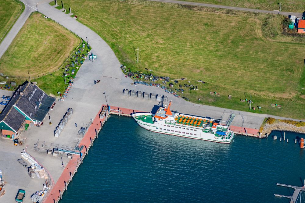 Spiekeroog von oben - Yachthafen mit Sportboot- Anlegestellen und Bootsliegeplätzen am Uferbereich auf der ostfriesischen Insel Spiekeroog im Bundesland Niedersachsen, Deutschland