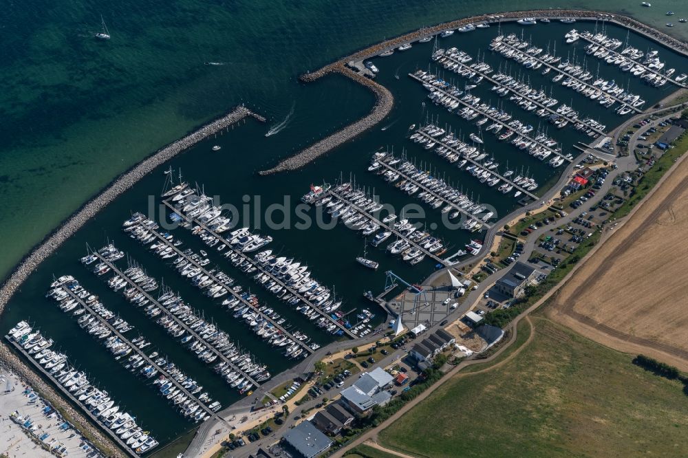 Luftbild Grömitz - Yachthafen mit Sportboot- Anlegestellen und Bootsliegeplätzen am Uferbereich der Ostsee in Grömitz im Bundesland Schleswig-Holstein, Deutschland