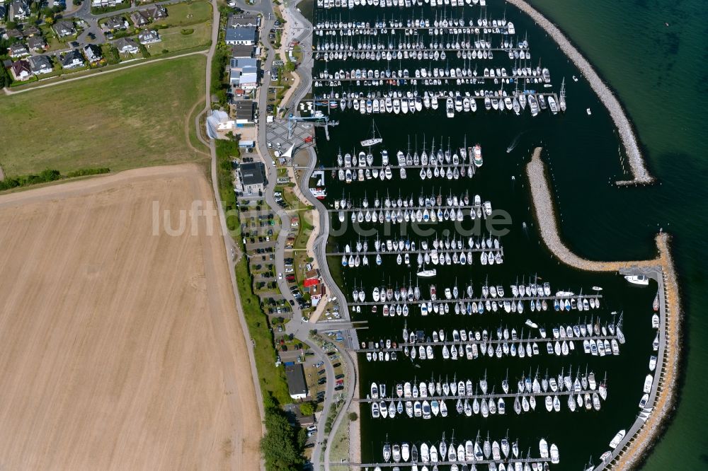 Luftaufnahme Grömitz - Yachthafen mit Sportboot- Anlegestellen und Bootsliegeplätzen am Uferbereich der Ostsee in Grömitz im Bundesland Schleswig-Holstein, Deutschland