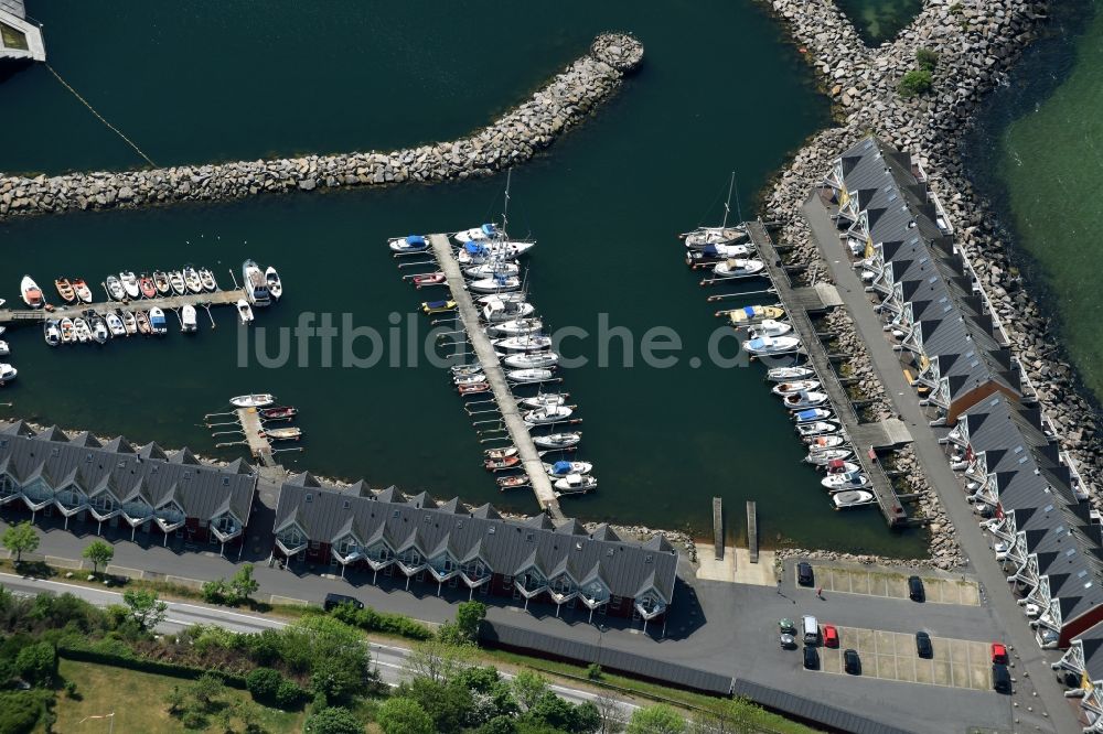 Luftbild Hasle - Yachthafen mit Sportboot- Anlegestellen und Bootsliegeplätzen am Uferbereich der Ostsee in Hasle in Hovedstaden, Dänemark