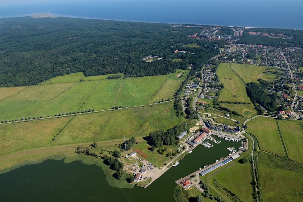 Luftaufnahme Karlshagen - Yachthafen mit Sportboot- Anlegestellen und Bootsliegeplätzen am Uferbereich der Ostsee in Karlshagen im Bundesland Mecklenburg-Vorpommern