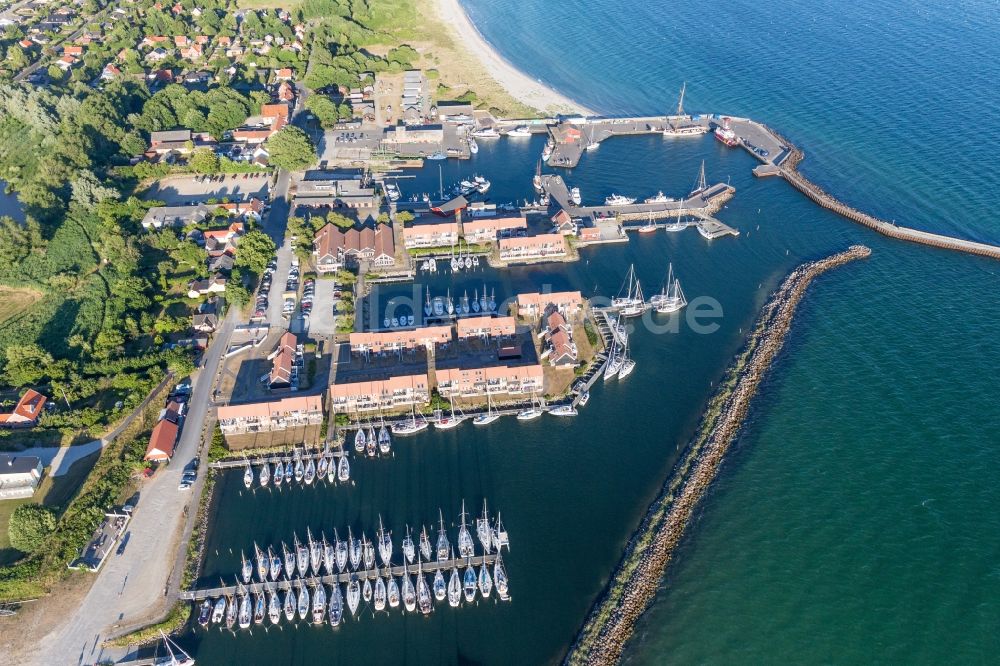 Luftbild Klintholm Havn - Yachthafen mit Sportboot- Anlegestellen und Bootsliegeplätzen am Uferbereich der Ostsee in Klintholm Havn auf der Insel Mon in Region Själland, Dänemark